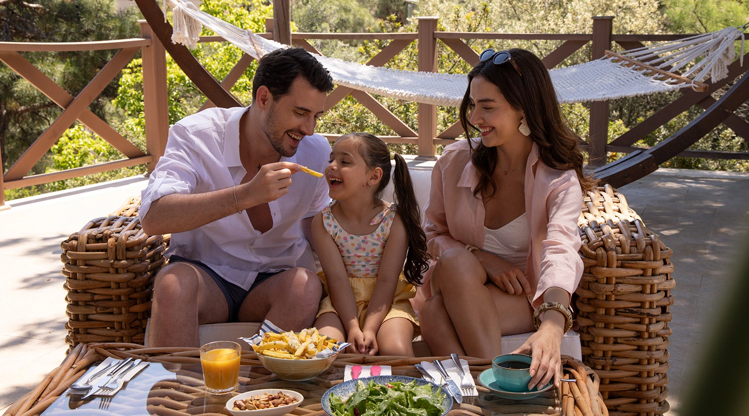 D Resort Ayvalık denize sıfır havuz ve plaj dinlenme alanı