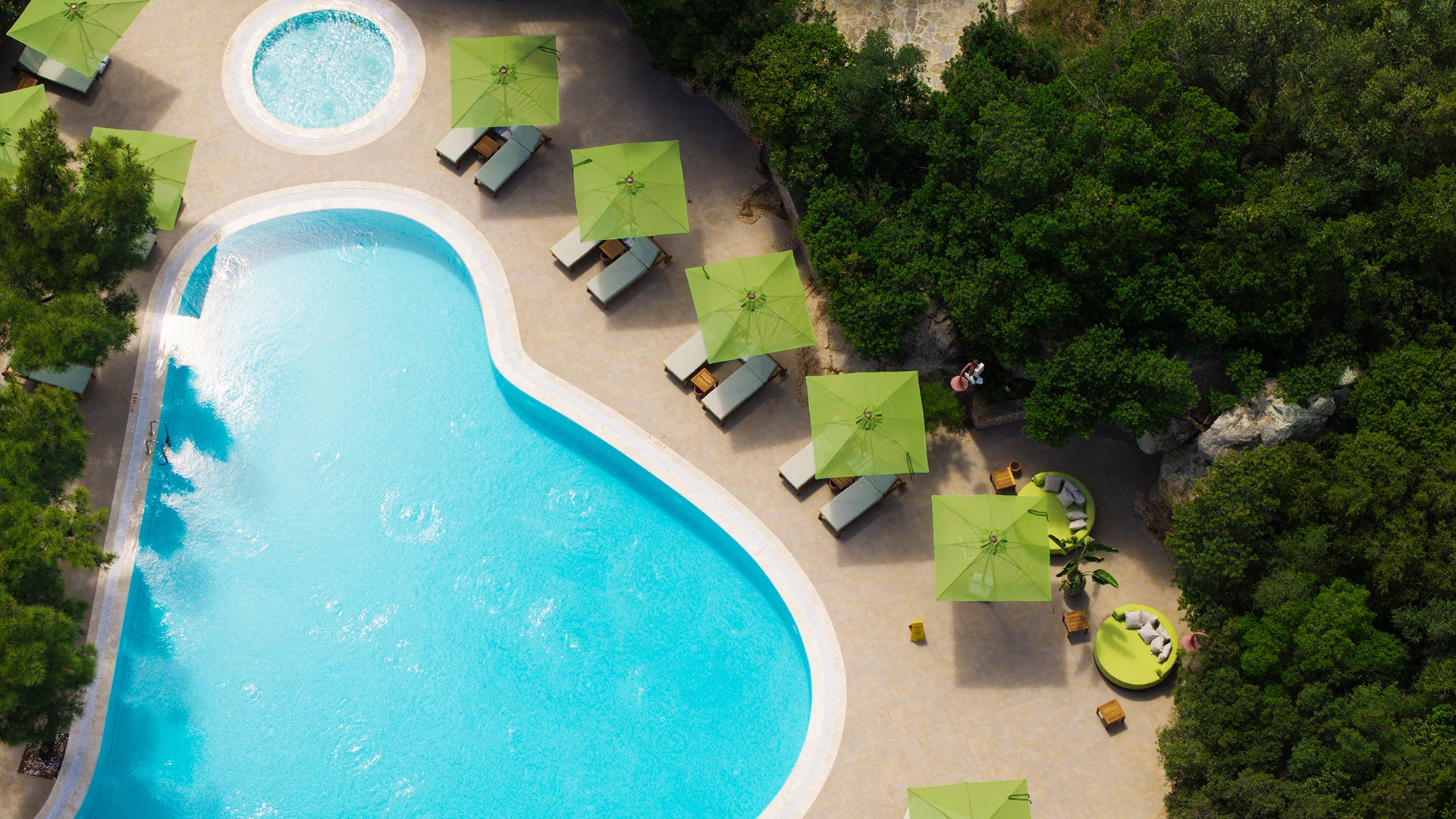 D Resort Ayvalık plaj ve havuz panoramik tanıtım görseli
