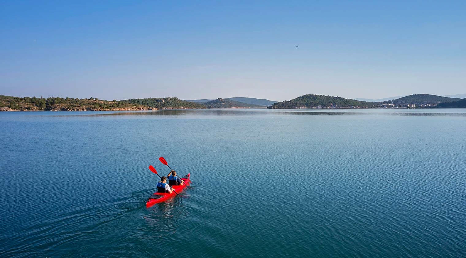 D Resort Ayvalık su sporlarında berrak denizde tekne ve aktivite