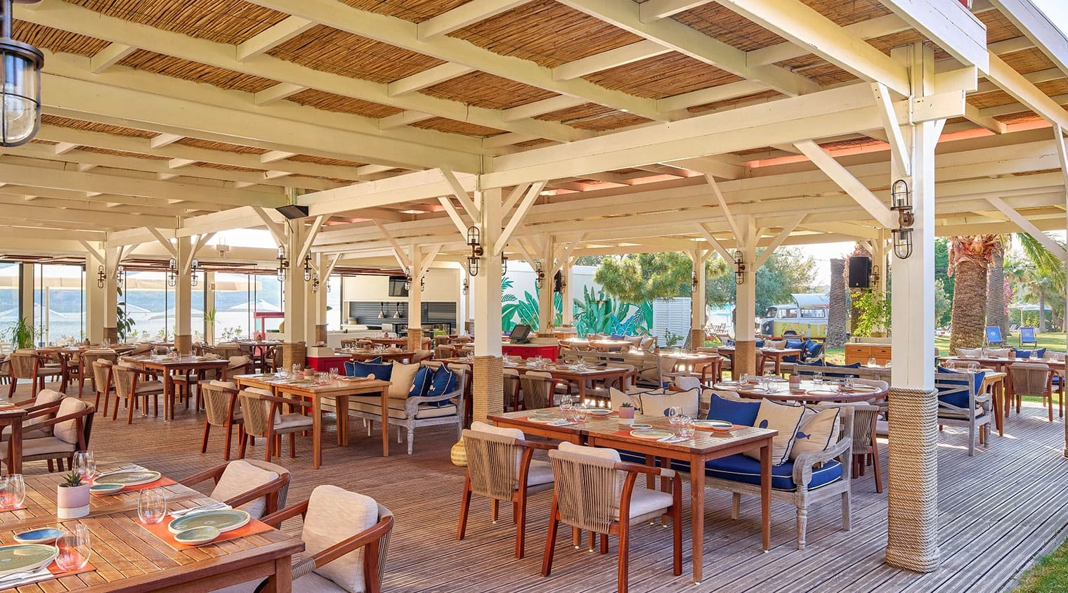 D Resort Ayvalık D-Breeze restoranı şık iç mekân ve sofra düzeni