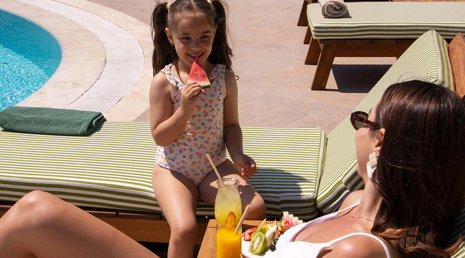 D Resort Ayvalık havuz başında Pool Bar'da gün boyu içecek servisi