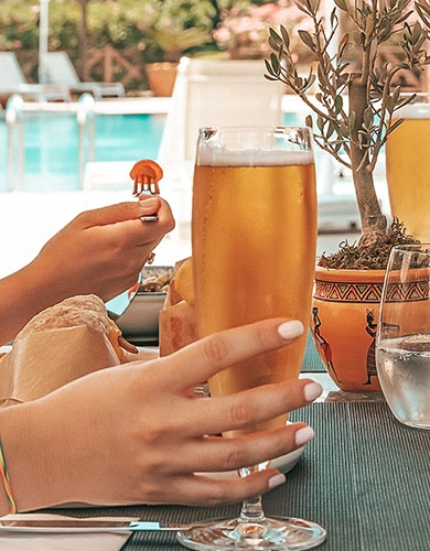 D Resort Ayvalık Pool Bar havuz kenarı içecek servisi mobil görsel