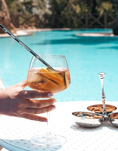 D Resort Ayvalık Pool Bar'da soğuk içecek ve havuz başı keyfi
