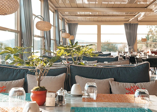 D Resort Ayvalık Olives restoranı tanıtım görseli ve sofra düzeni