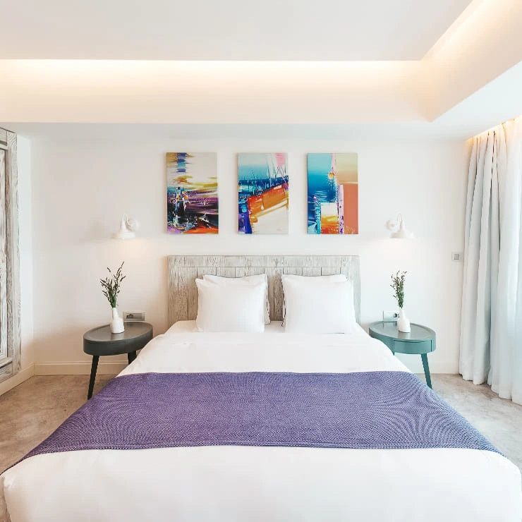 D Resort Ayvalık Comfort Kısmi Deniz Manzaralı Oda ferah iç mekânı