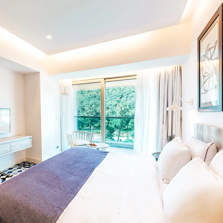 D Resort Ayvalık Comfort Orman Manzaralı Oda ferah iç mekânı ve dekoru